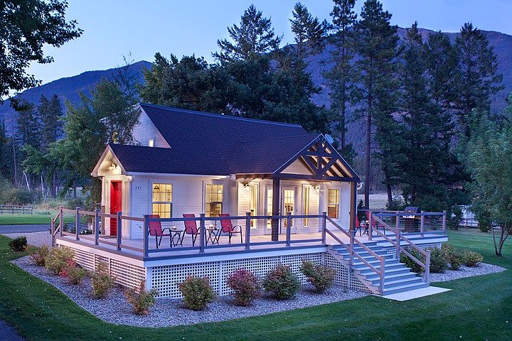 Lake front home w/ large lush lawn