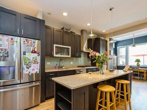 5th image of 516 W Aldine Ave #3