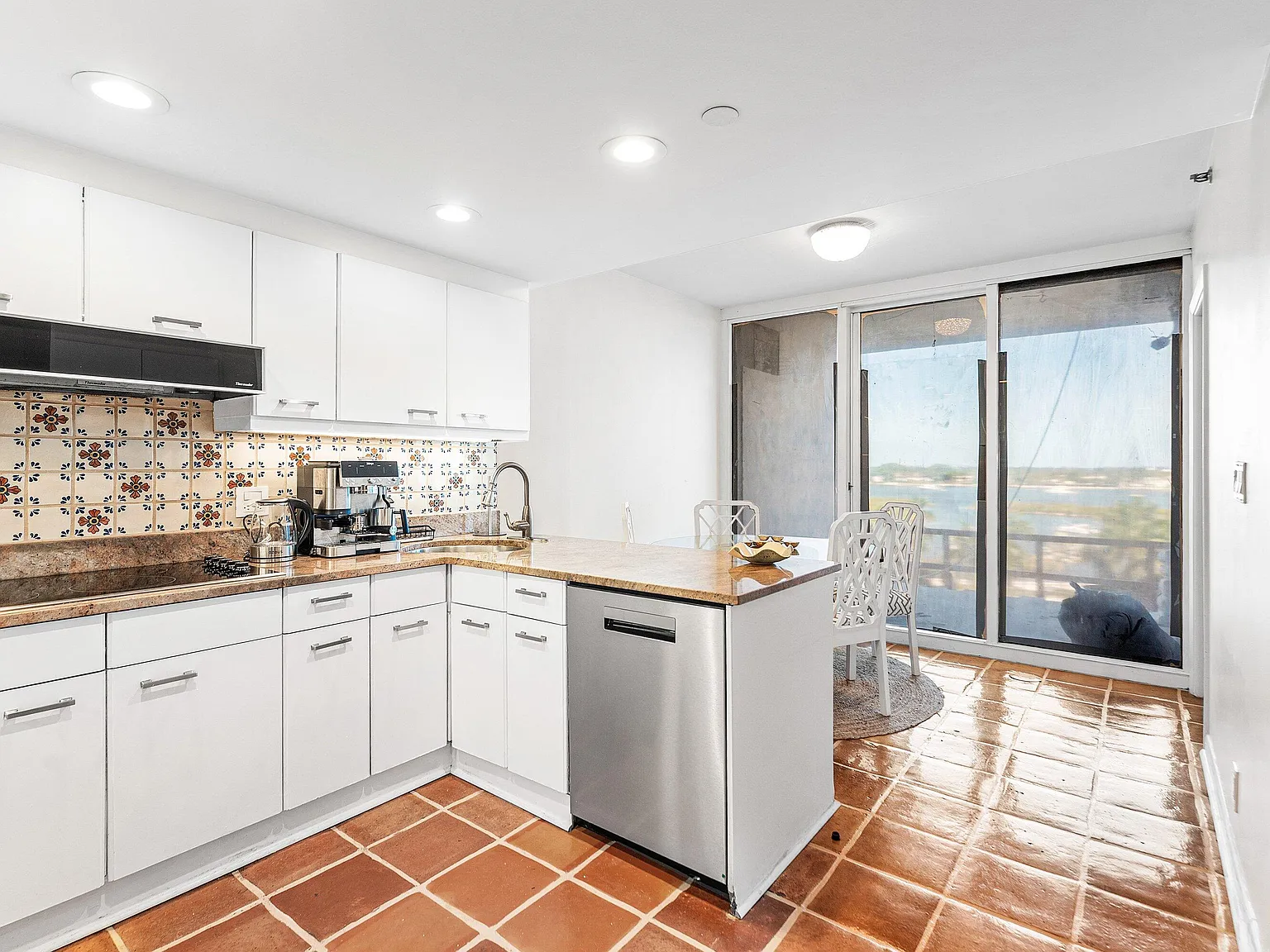2 bed, 2.0 bath, 1927 sqft, $6,800 — Photo 4