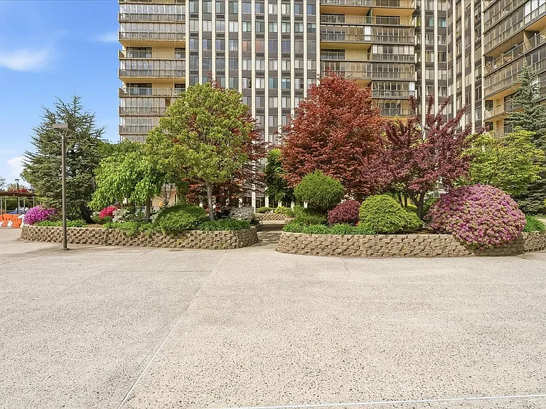 300 Winston Dr #L5 — Photo 35