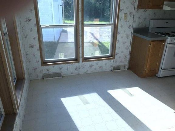 3rd image of 10344 S Willow Ave