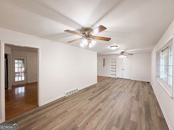 3rd image of 210 Pinewood Ln