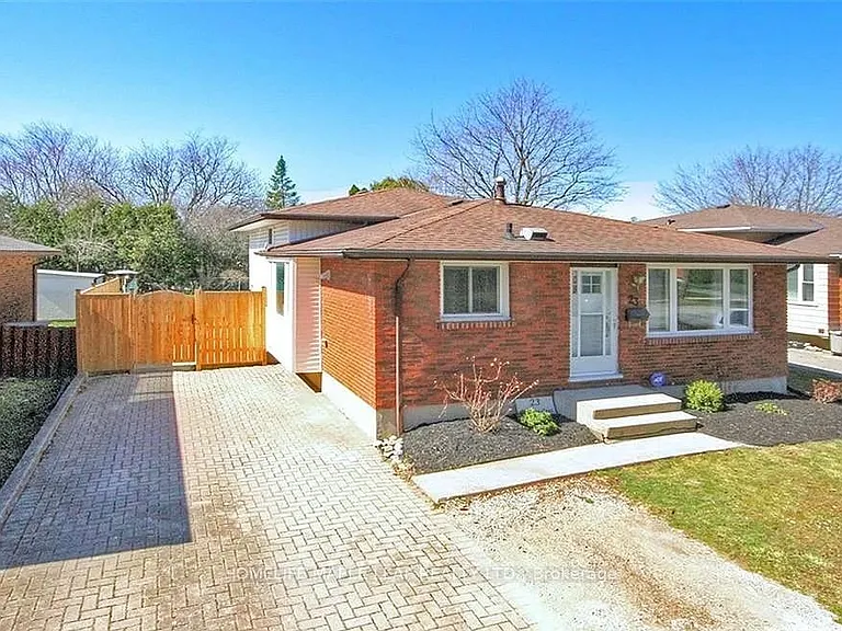 23 Barrett Cres — Photo 3