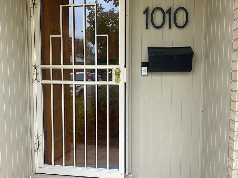 1010 S Hudson St — Photo 2