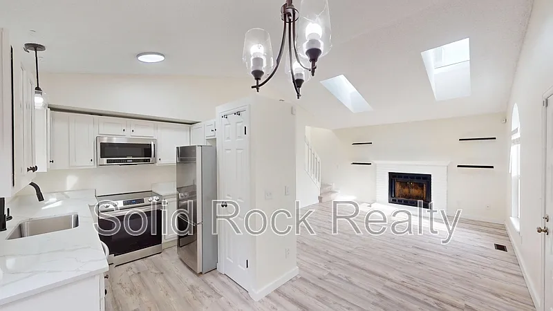 3 bed, 2.0 bath, 1200 sqft, $2,100 — Photo 2