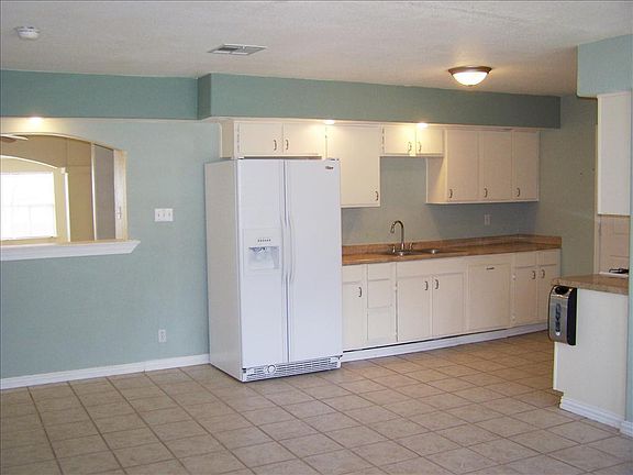 Kitchen has all appliances