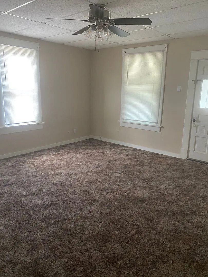 411-411 1/2 N. Clay, Hoisington — Photo 2