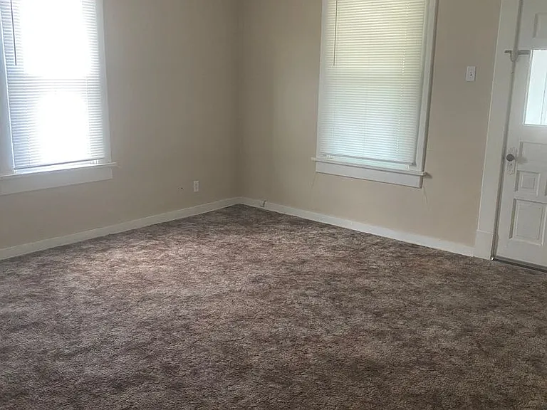 411-411 1/2 N. Clay, Hoisington — Photo 2