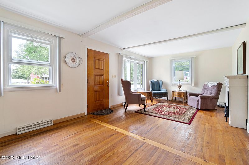 3rd image of 7 Roslyn Avenue