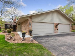 2252 Country Ln, Minnetonka, MN 55305