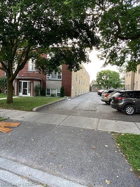 2nd image of 433 Dufferin Ave