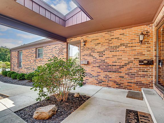 3rd image of 4236 Chaucer Ln