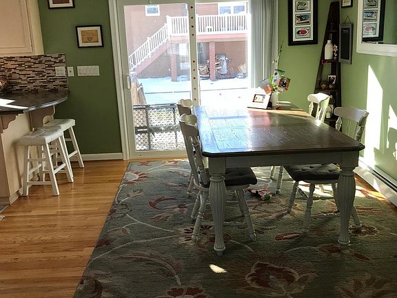 Dinning area open to kitchen 