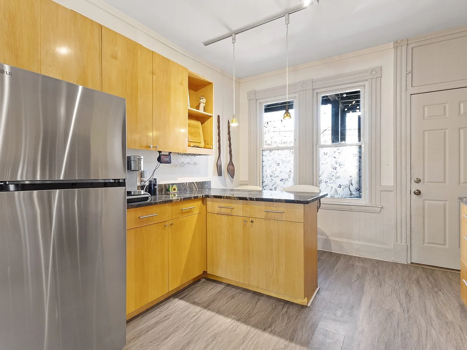 3 bed, 1.0 bath, 1253 sqft, $3,000 — Photo 4
