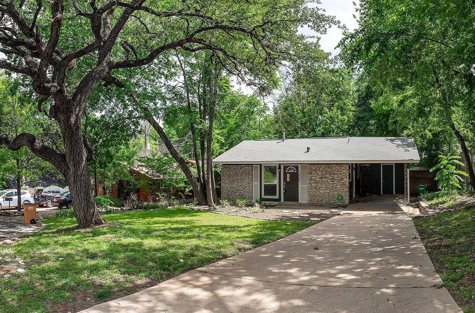 Charming 2BR/2BA with Large Private Backyard Austin — Photo 3