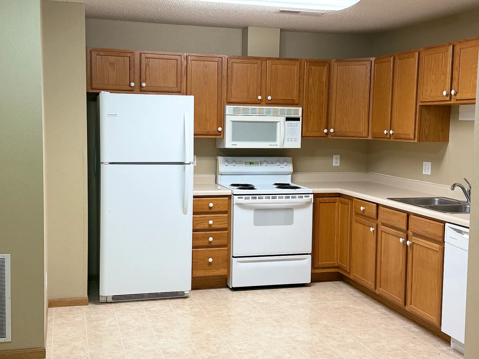 2 bed, 913 sqft, $950 — Photo 2