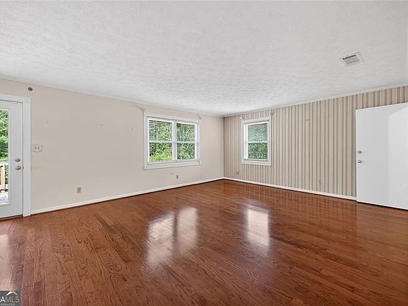 3rd image of 8 Wellington Way SE