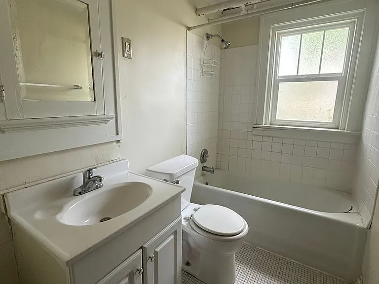 1041 College St N — Photo 6