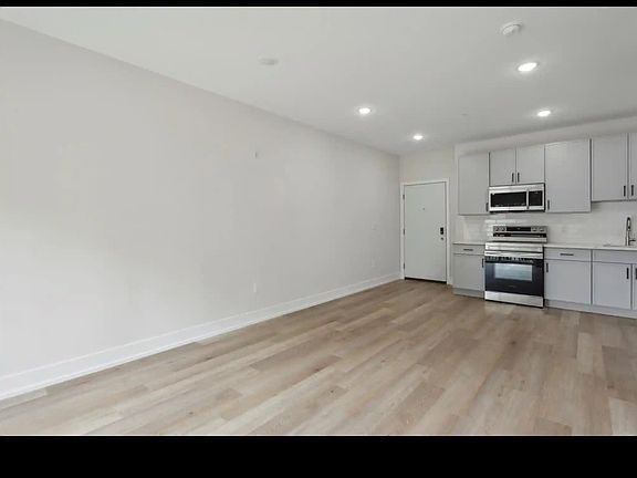 4th image of 401-07 E Walnut Ln #310