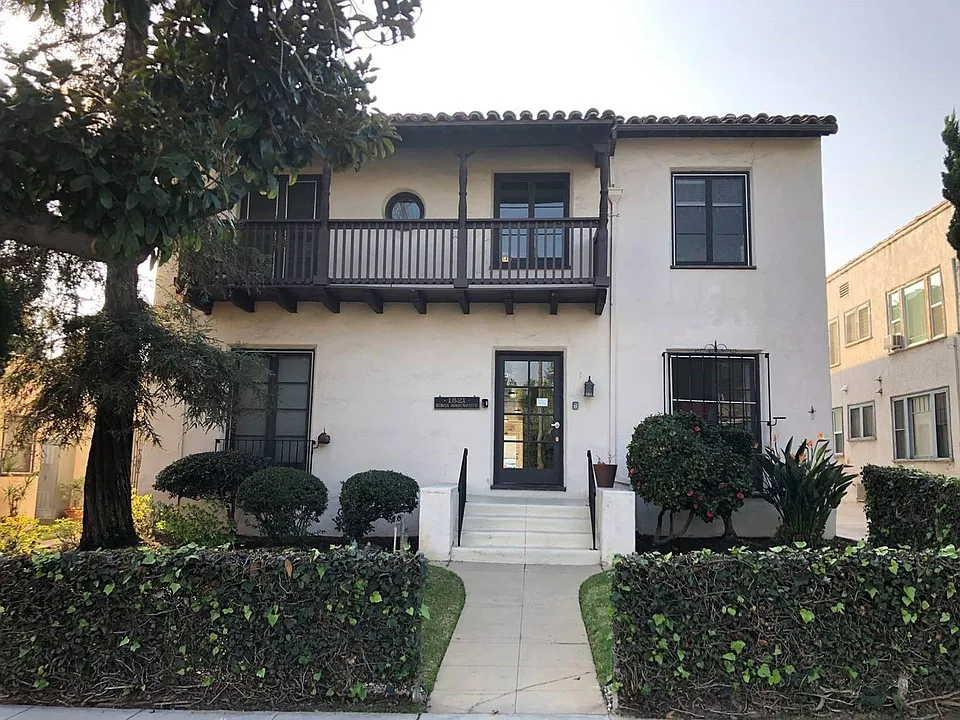 Single classic charm with a homey feel in South Pasadena!
