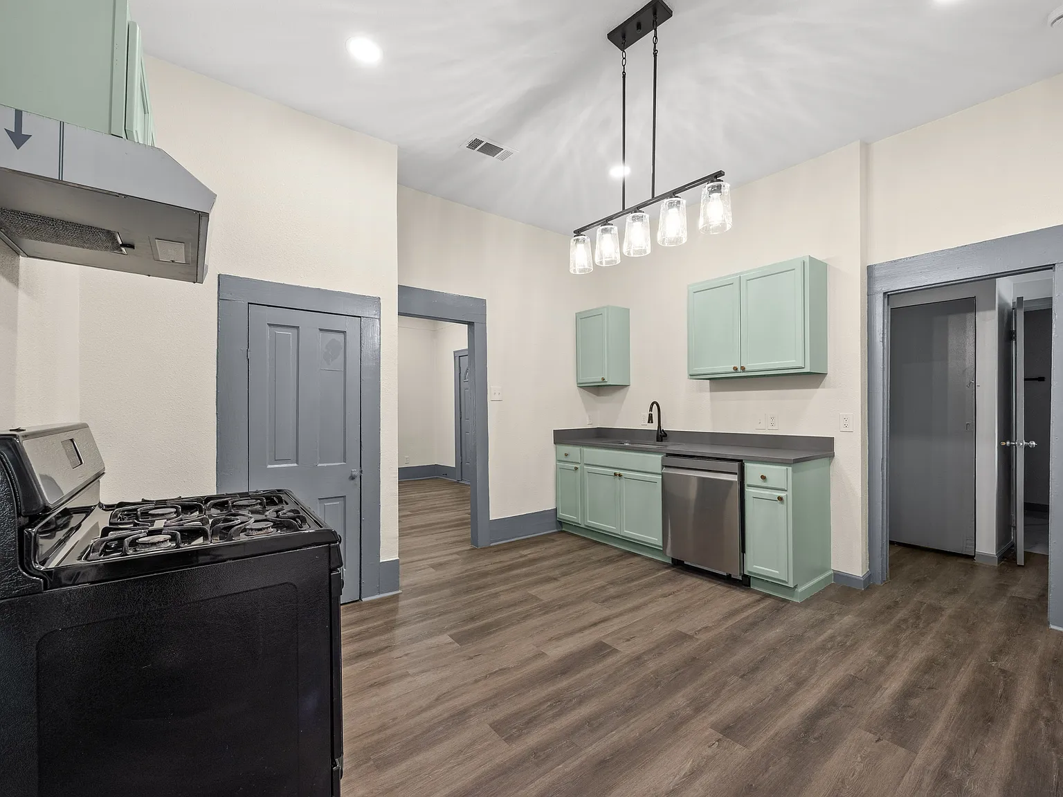 4 bed, 1350 sqft, $2,225 — Photo 4