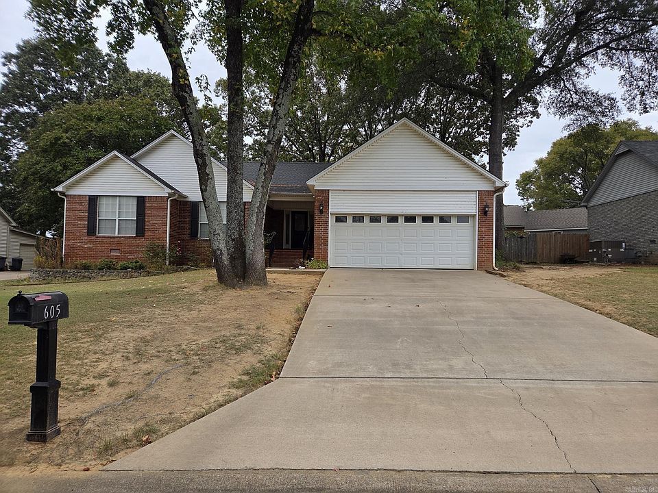 1st image of 605 Live Oak Dr