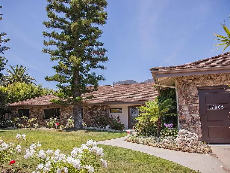 17965 Seabreeze Dr — Photo 1