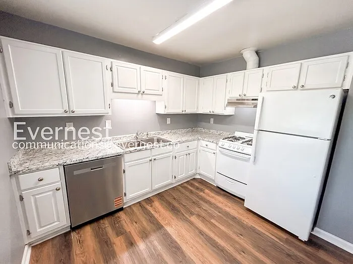 387 Annie St — Photo 3