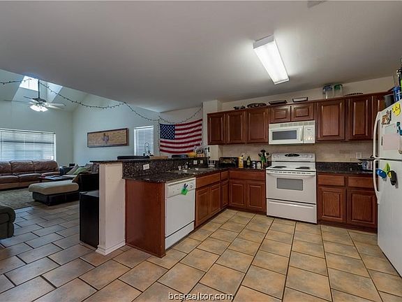 5th image of 1716 Boardwalk Ct #A