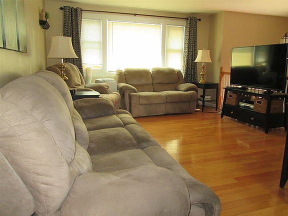 2nd image of 4 S London Dr