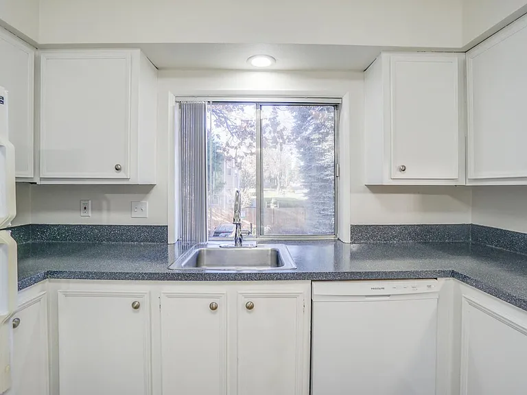 Charwin Court Apartments — Photo 47