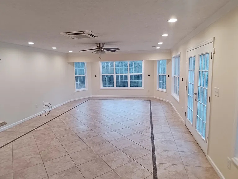 211 Sheffield Ct — Photo 12
