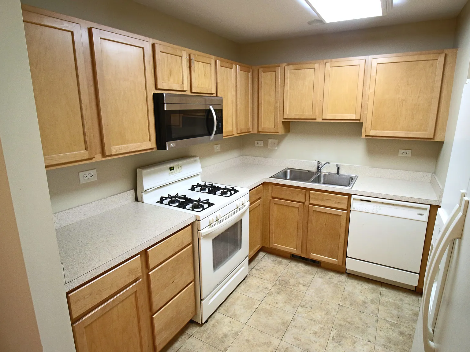 3 bed, 2.5 bath, 1318 sqft, $2,150 — Photo 4