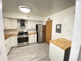 OSU Gateway 3 bedroom 1 1/2 bath 3 level townhome