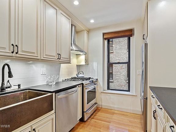 3rd image of 302 W 79th St APT 4C