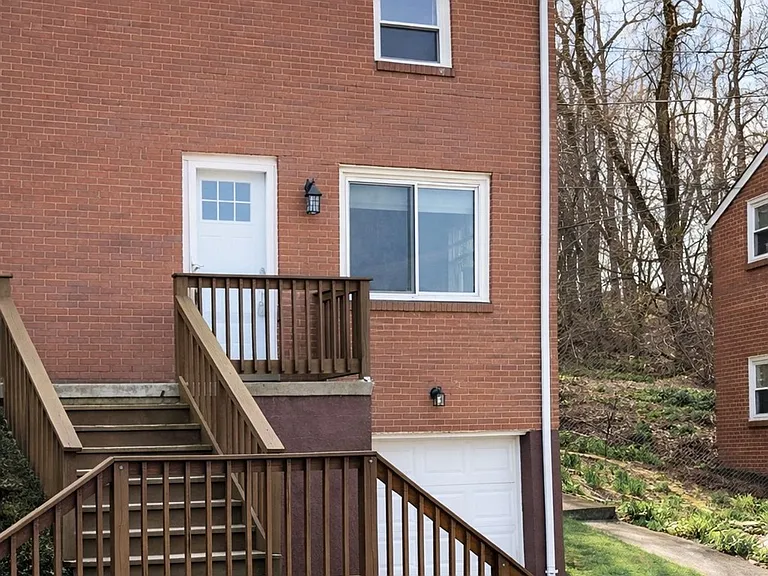 422 Jacobson Dr — Photo 2