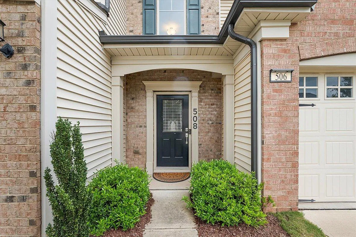 3 bed, 2.5 bath, 1750 sqft, $2,150 — Photo 2