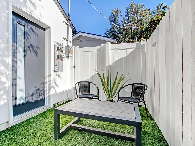 5764 Encino Ave — Photo 8