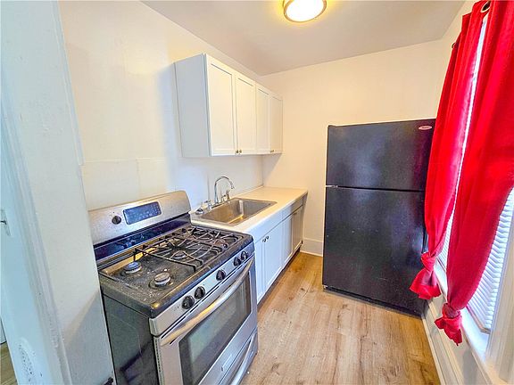 5th image of 211 Parsells Ave