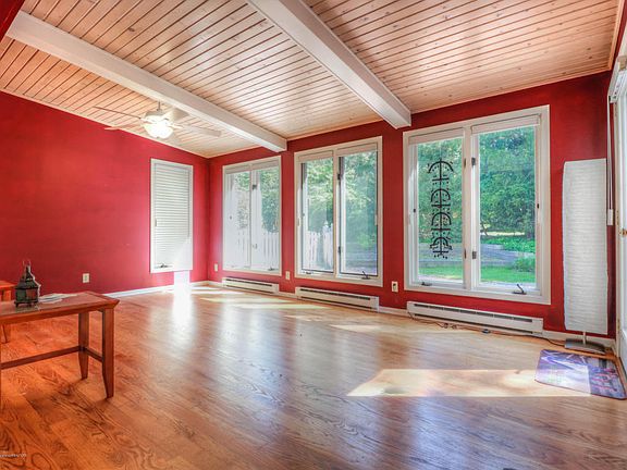 4th image of 776 Pebblebrook Ln