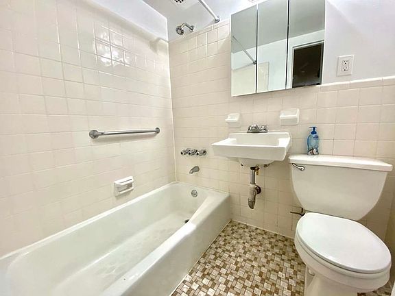 4th image of 125 W 81st St #B1