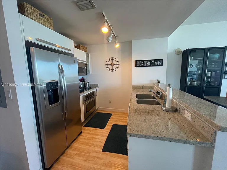 601 NE 36th St #1705 — Photo 6