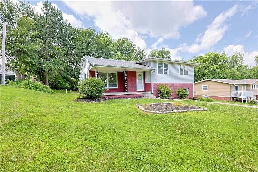 4 bed, 1939 sqft, $2,100 — Photo 2