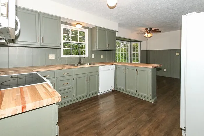 1537 Spruce Ct — Photo 6