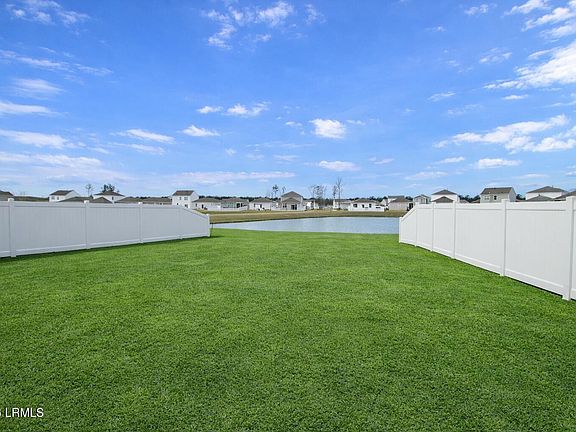 4th image of 240 Holiday St