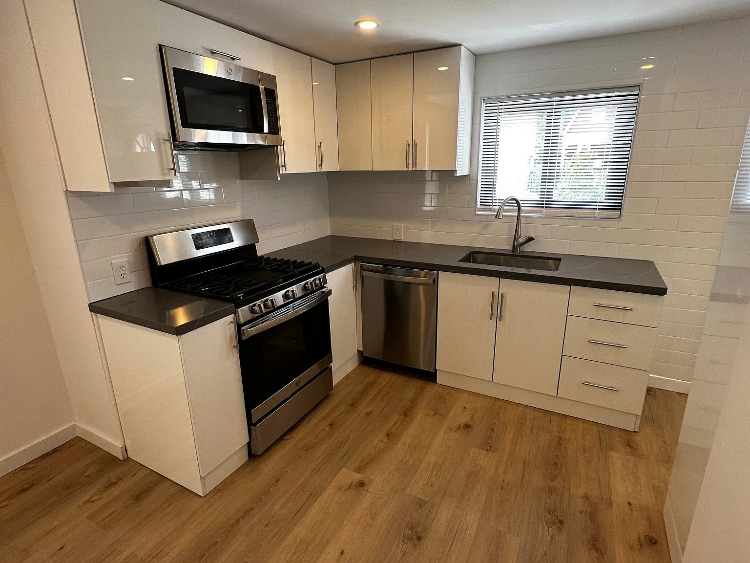 2 bed, 1100 sqft, $2,400 — Photo 1