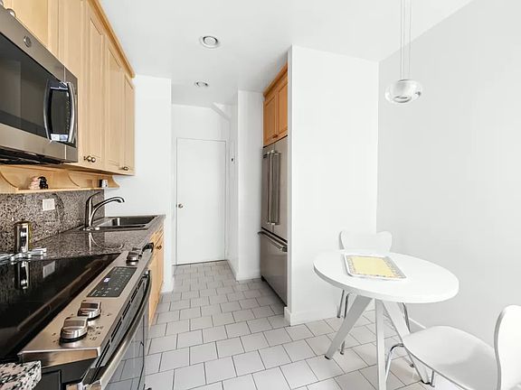4th image of 45 E 72nd St APT 15C