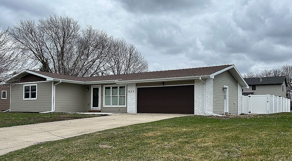 1st image of 625 Maple Ln