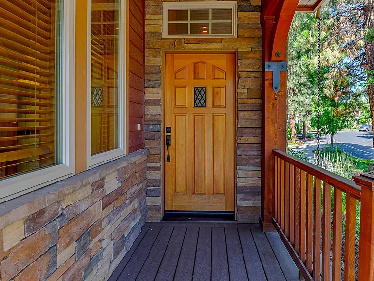 2601 NW Crossing Dr — Photo 2