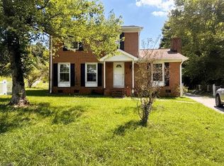 8 Woodcreek Ct, Greensboro, NC 27406
